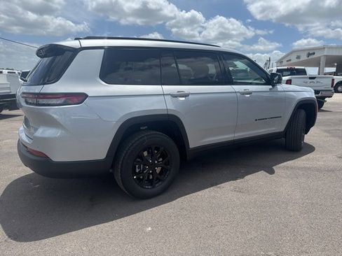 New 2025 Jeep Grand Cherokee L Laredo image 4