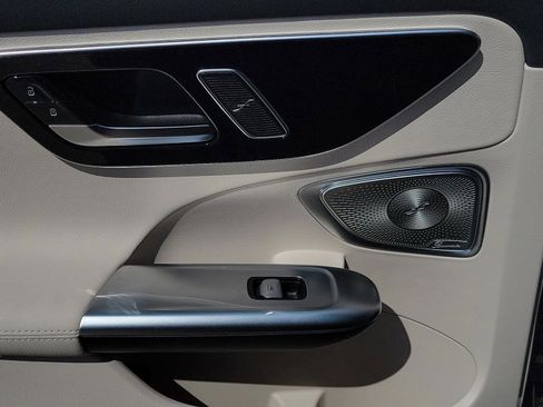 Used 2025 Mercedes-Benz C 300 Sedan image 7