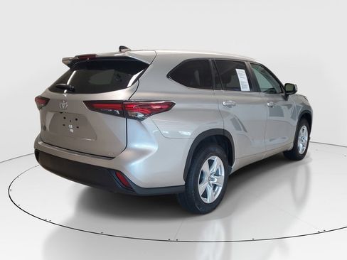 Used 2024 Toyota Highlander LE image 7