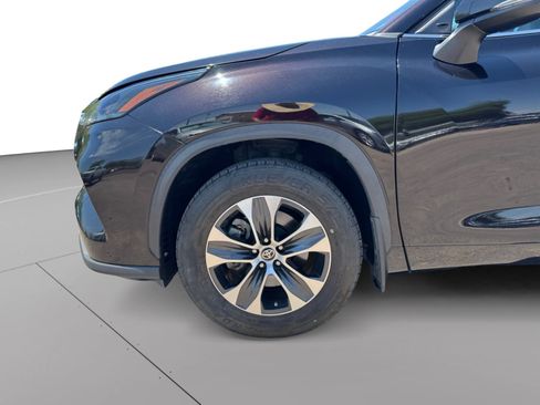 Used 2022 Toyota Highlander XLE AWD/4WD image 9
