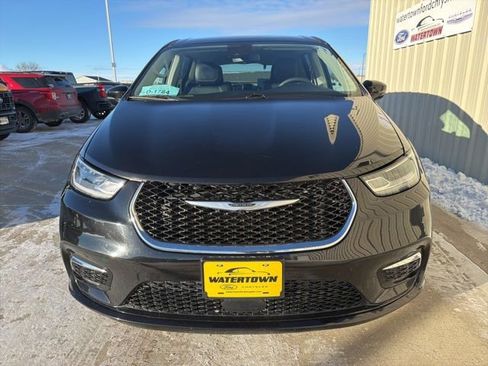 Used 2024 Chrysler Pacifica Select image 3