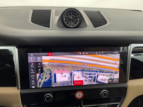 Used 2025 Porsche Macan image 40