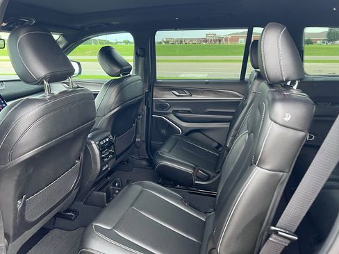 Used 2024 Jeep Grand Cherokee L Limited w/ Luxury Tech Group II RWD image 18