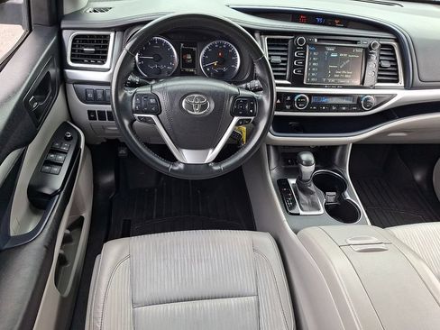 Used 2017 Toyota Highlander Plus AWD/4WD image 11
