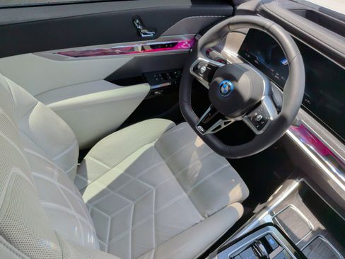 Certified 2025 BMW i7 eDrive50 w/ M Sport Package RWD image 34