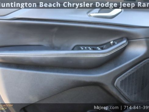 Used 2023 Jeep Grand Cherokee Altitude image 9