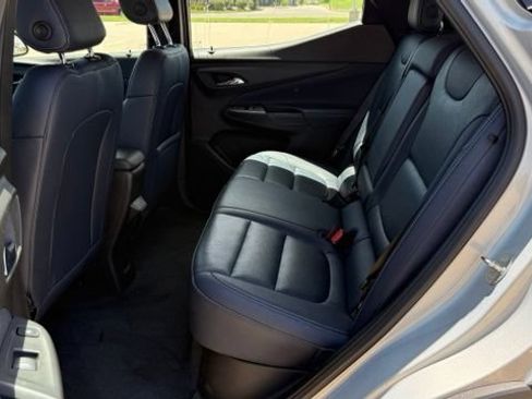 Used 2022 Chevrolet Bolt EUV Premier w/ Sun & Sound Package FWD image 17