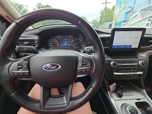 Used 2020 Ford Explorer XLT w/ Equipment Group 202A AWD/4WD image 14