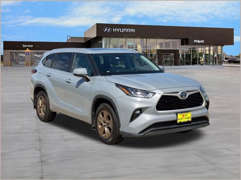 Used 2023 Toyota Highlander Bronze Edition FWD image 7