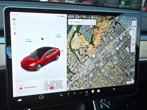 Used 2018 Tesla Model 3 Long Range image 18