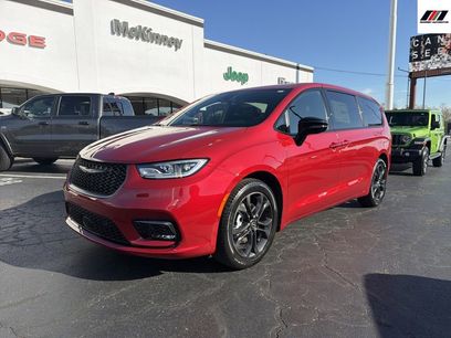 New 2026 Chrysler Pacifica Select