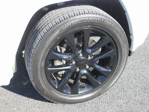 Used 2022 Jeep Grand Cherokee Laredo X image 36