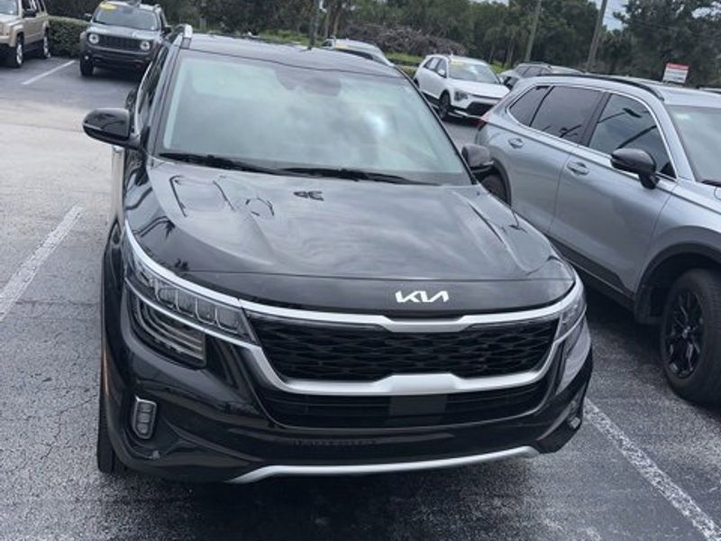 Certified 2023 Kia Seltos SX w/ SX Sunroof Package image 1
