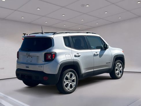 Used 2019 Jeep Renegade Latitude w/ UConnect 8.4 Nav Group AWD/4WD image 5