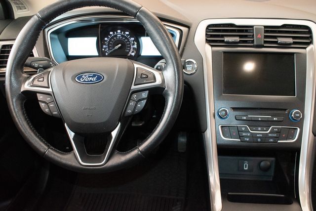 Used 2018 Ford Fusion SE w/ Fusion SE Technology Package FWD image 15