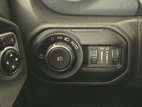 Used 2022 Jeep Wrangler Unlimited Sahara w/ LED Lighting Group AWD/4WD image 22