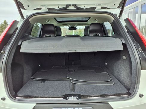 Used 2025 Volvo XC40 B5 Plus image 24