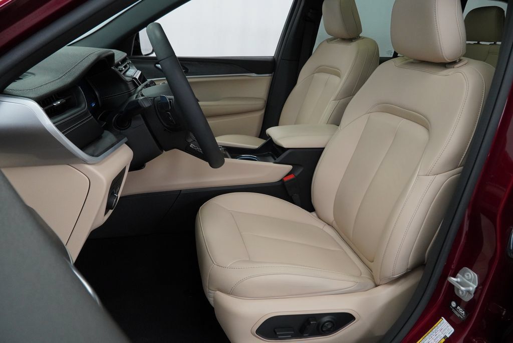 Certified 2025 Jeep Grand Cherokee Limited AWD/4WD image 3