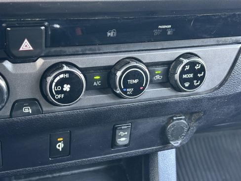 Used 2017 Toyota Tacoma TRD Off-Road image 6