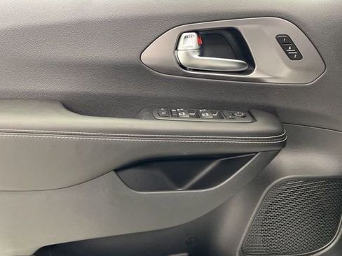 New 2026 Chrysler Pacifica Select AWD/4WD image 17