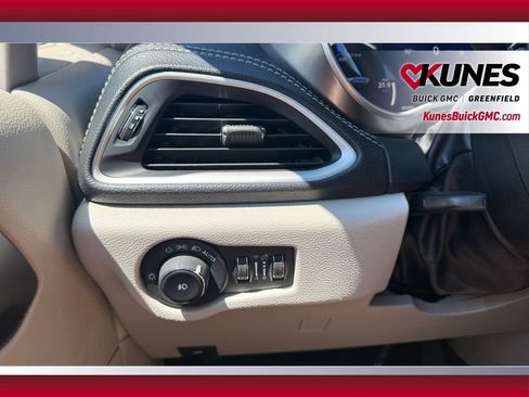 Used 2023 Chrysler Pacifica Touring-L FWD image 20