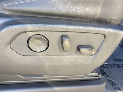 Used 2023 Chevrolet Suburban Z71 w/ Luxury Package image 12