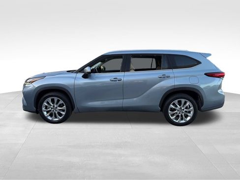 Used 2023 Toyota Highlander Limited FWD image 4