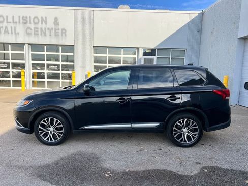 Used 2018 Mitsubishi Outlander SE image 3