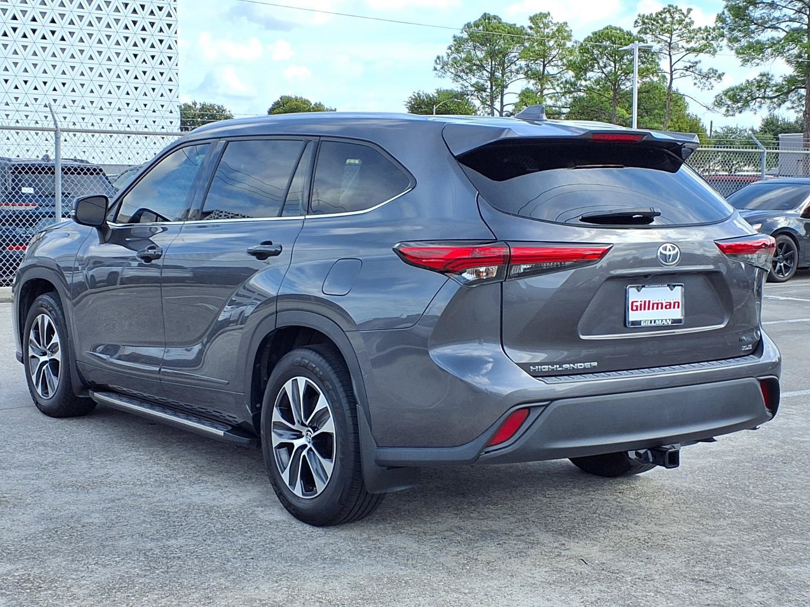 Used 2021 Toyota Highlander XLE FWD image 3