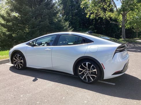 Used 2024 Toyota Prius Prime Premium FWD image 8