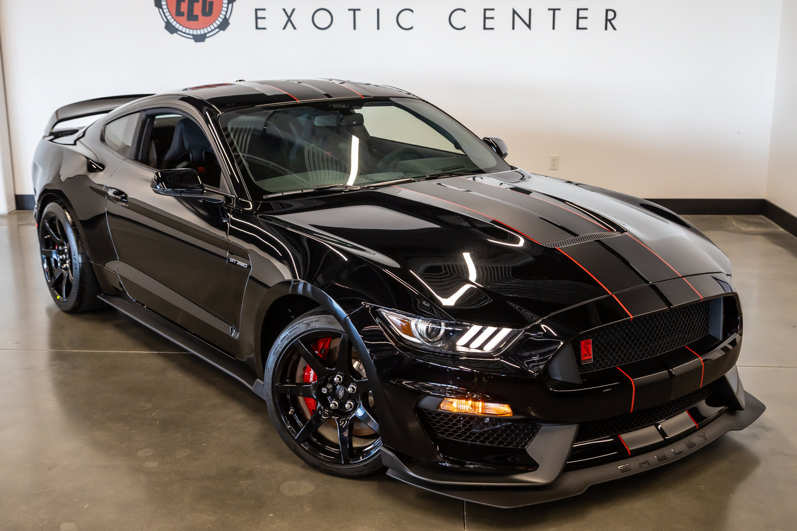 Used 2019 Ford Mustang Shelby GT350R w/ GT350R Equipment Group 920A RWD image 2