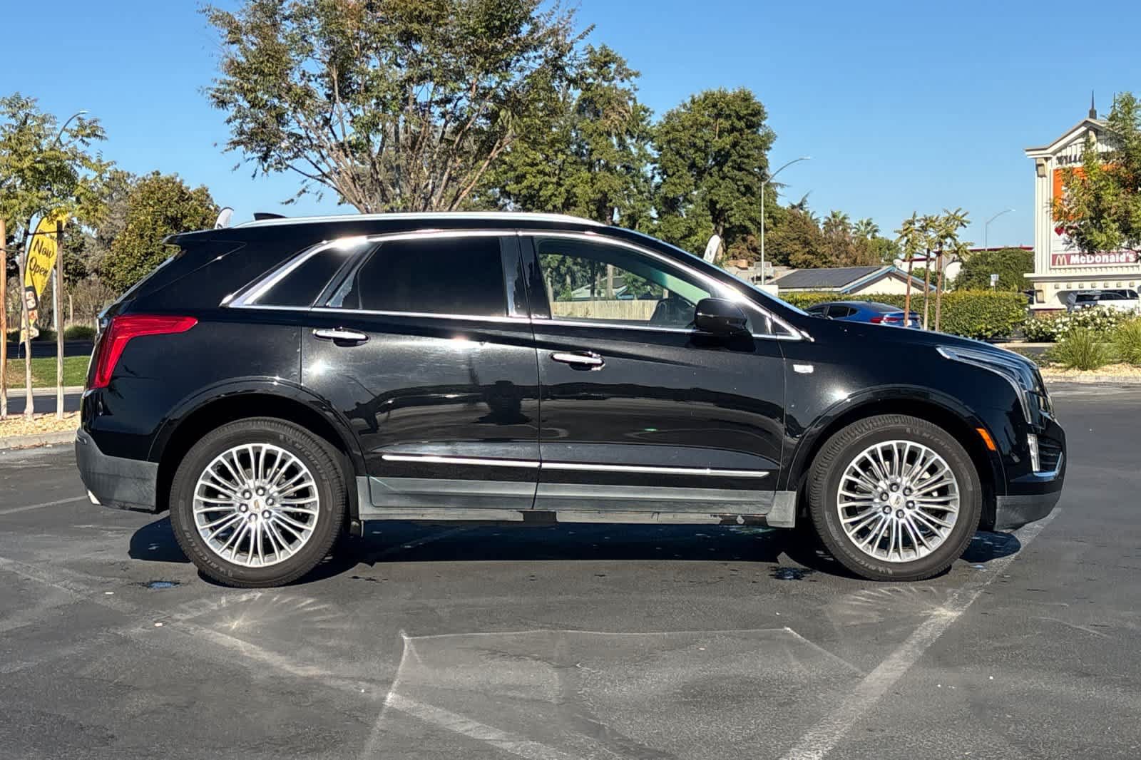 Used 2017 Cadillac XT5 Luxury w/ Driver Awareness Package FWD image 9