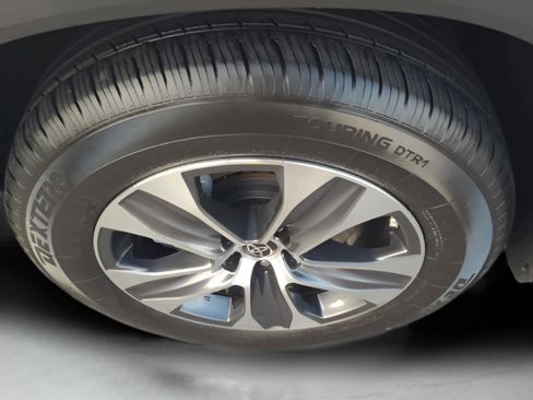 Certified 2024 Toyota Highlander XLE image 10