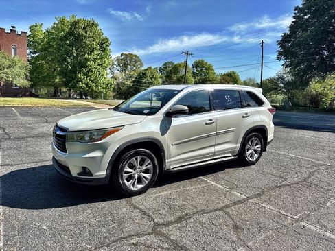Used 2014 Toyota Highlander XLE image 3