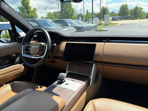 Used 2025 Land Rover Range Rover SE AWD/4WD image 12