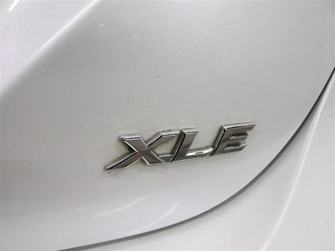 Used 2020 Toyota Camry XLE FWD image 11