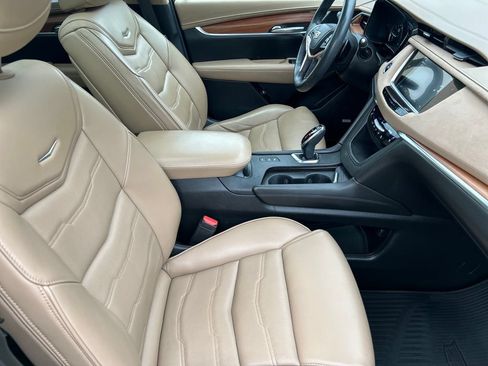 Used 2018 Cadillac XT5 Platinum w/ Driver Assist Package AWD/4WD image 13
