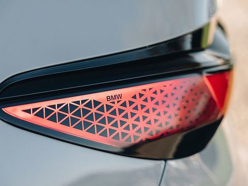 Used 2025 BMW 760i xDrive w/ Executive Package image 11