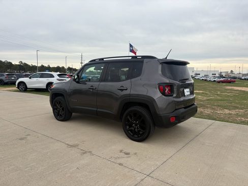 Used 2016 Jeep Renegade Latitude image 5
