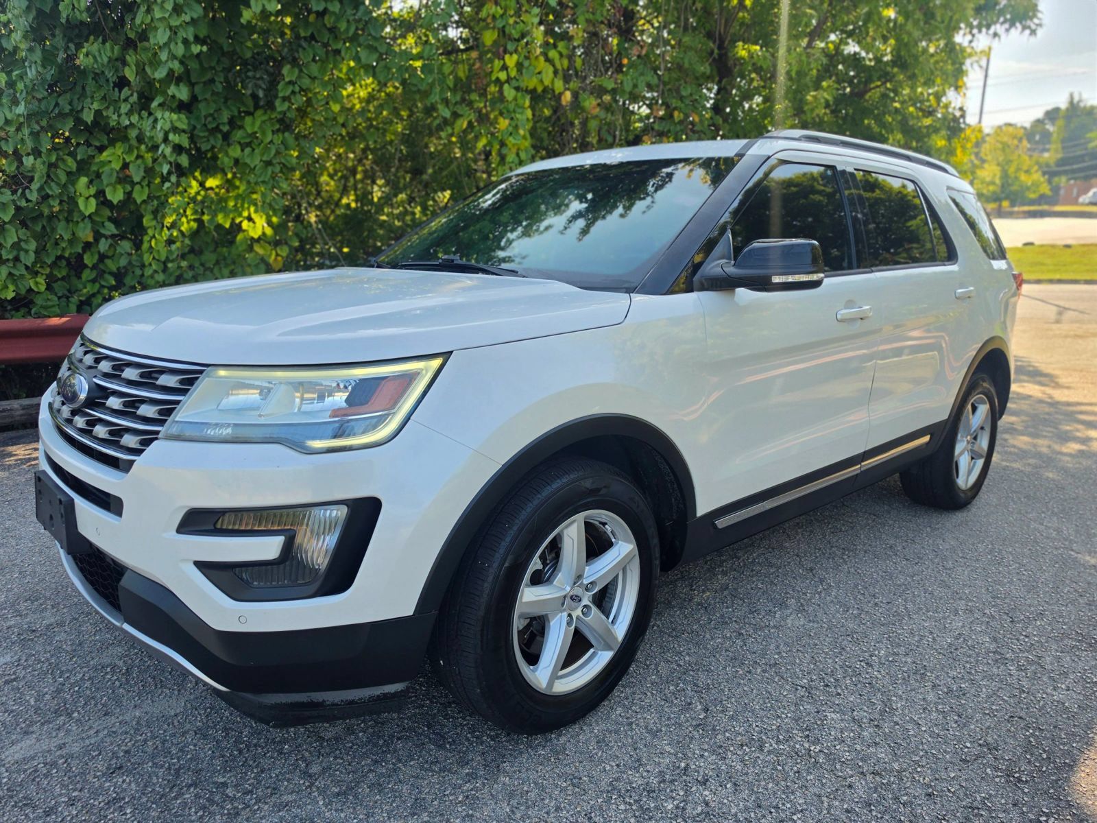 Used 2016 Ford Explorer XLT w/ Equipment Group 202A AWD/4WD image 3