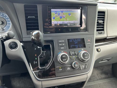Used 2017 Toyota Sienna XLE FWD image 23