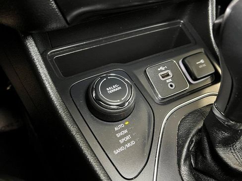 Used 2022 Jeep Cherokee Latitude w/ Sun & Sound Group image 46