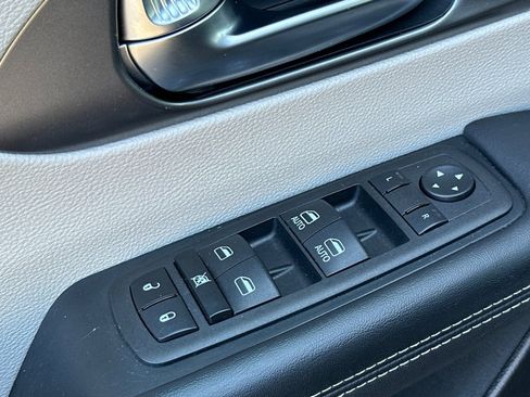 Used 2023 Chrysler Pacifica Touring-L FWD image 11