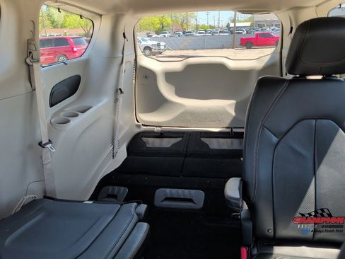 Used 2018 Chrysler Pacifica Touring-L FWD image 24