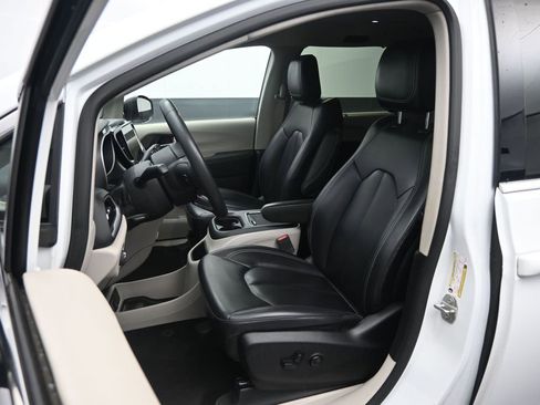 Used 2023 Chrysler Pacifica Touring-L FWD image 21