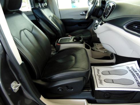 Used 2018 Chrysler Pacifica Limited w/ Tire & Wheel Group image 7