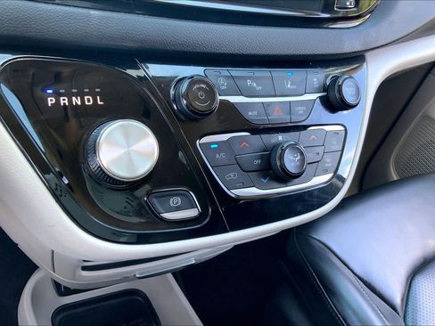 Used 2023 Chrysler Pacifica Touring-L FWD image 32