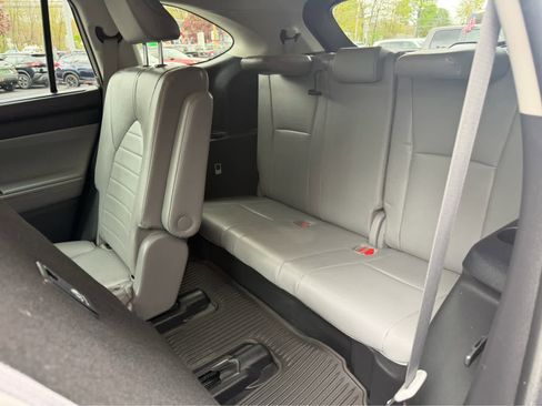 Used 2022 Toyota Highlander XLE AWD/4WD image 17