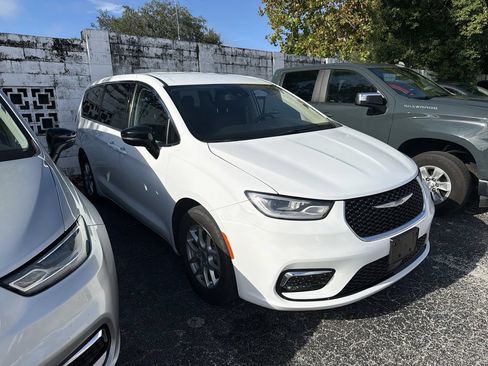 Used 2024 Chrysler Pacifica Touring-L FWD image 1