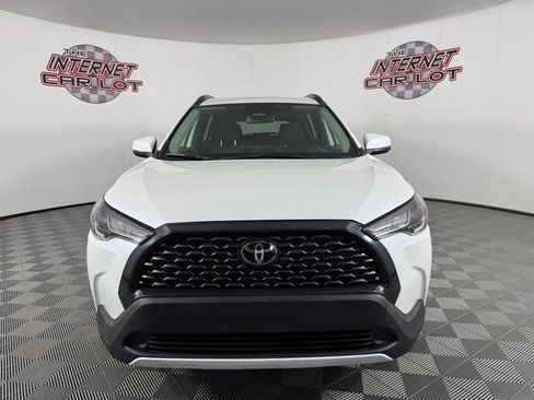 Used 2023 Toyota Corolla Cross LE image 2